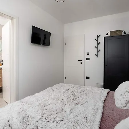 Апартаменти Ana *